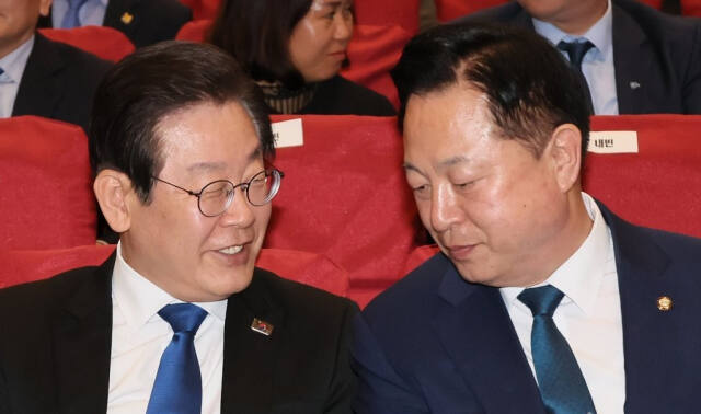 더불어민주당 이재명 대표가 2023년 4월 19일 오후 국회 의원회관에서 열린 더불어민주당 다문화위원회 출범식에서 김두관 의원과 인사말을 나누고 있다. 연합뉴스