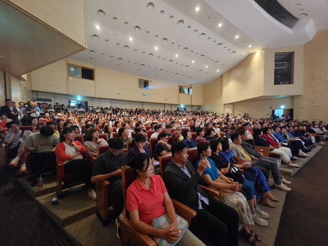 11일 오후 안산올림픽기념과 공연장에서 열린 초지역세권 도시개발사업 설명회에 참석한 주민들이 안산도시공사 관계자로부터 초지역세권 개발사업 추진 및 향후 계획 등에 대한 설명을 듣고 있다. 구재원기자