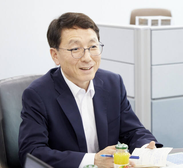 김성중 경기도 행정1부지사가 11일 경기도청에서 경기일보와의 인터뷰를 통해 K컬처밸리 협약해제와 관련해 “경기도가 책임지고 사업을 정상화하기 위한 것”이라고 설명하고 있다. 경기도 제공