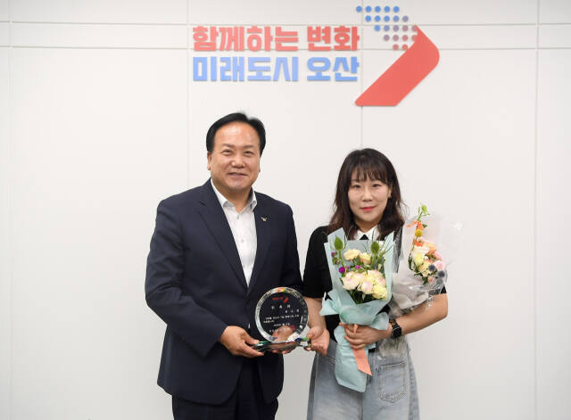이권재 시장(왼쪽)이 오산맘카페 최소영 매니저를 1일 명예시장으로 위촉했다. 오산시 제공
