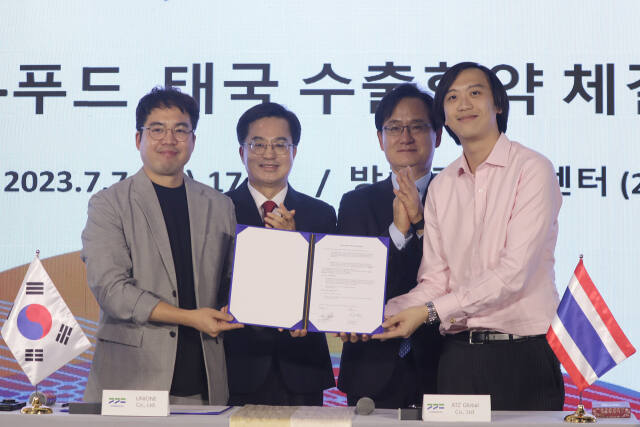 지난해 7월 경기도와 경과원이 태국에서 현지 기업과 수출 관련 업무협약을 진행하고 있다.