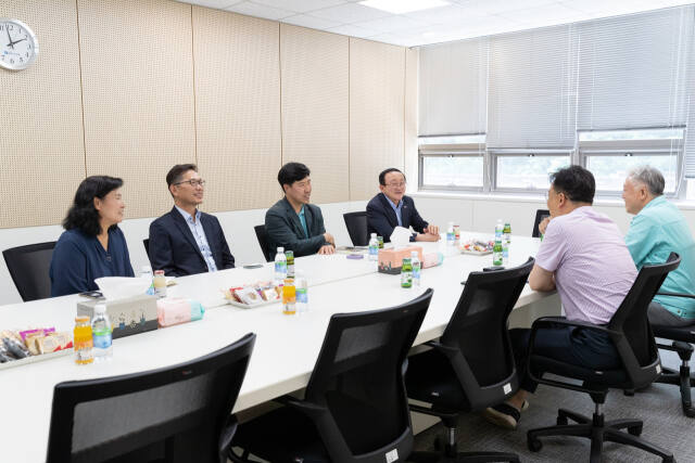 김덕현 연천군수(앞줄 오른쪽 끝)가 그린바이오 클러스터 협약기업을 방문해 담화를 나누고 있다. 연천군청 제공