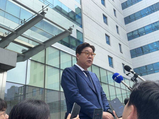 김성태 전 쌍방울 그룹 회장이 12일 오후 선고 후 수원법원종합청사 앞에서 심경을 밝히고 있다. 김은진기자