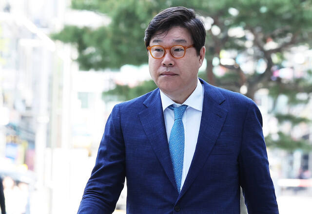 5개 비상장회사 자금 500억원대 횡령 및 800만달러 대북송금 혐의 등으로 기소된 김성태 쌍방울 그룹 전 회장이 지난 4월9일 수원지방법원에서 열린 공판에 출석하고 모습. 연합뉴스