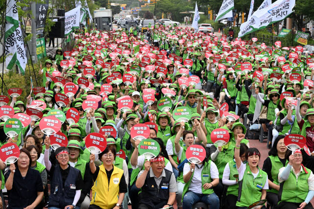 민주노총 전국교육공무직본부 경기지부 조합원들이 12일 오전 경기도청 앞에서 복무차별 철폐, 방학 중 유급일수 확대 등을 주장하며 투쟁대회를 하고 있다. 김시범기자