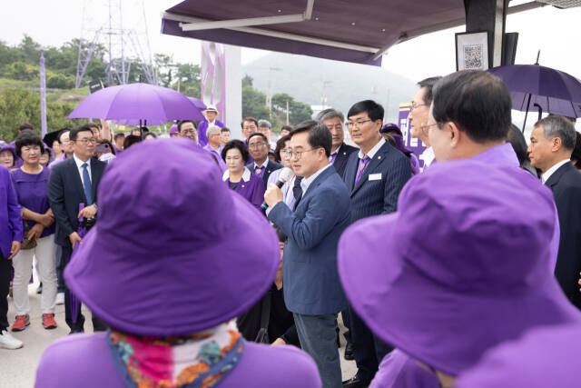 김동연 경기도지사가 12일 전남 신안군을 방문한 자리에서 주민들과 대화를 하고 있다. 경기도 제공