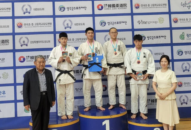2024 하계 초·중·고유도연맹전 남중부 90㎏급서 우승한 이은찬(금곡중·왼쪽 두번째)이 시상식 후 기념촬영을 하고 있다.금곡중 제공