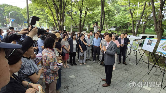 신상진 성남시장이 12일 오후 구미동 옛 하수처리장 부지에서 주민들과 간담회를 갖고 있다. 성남시 제공