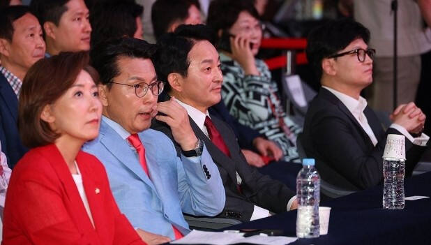 국민의힘 당 대표 후보들이 12일 오후 대구 엑스코에서 열린 제4차 전당대회 대구·경북 합동연설회에서 황우여 비대위원장의 발언을 듣고 있다. 왼쪽부터 나경원·윤상현·원희룡·한동훈.