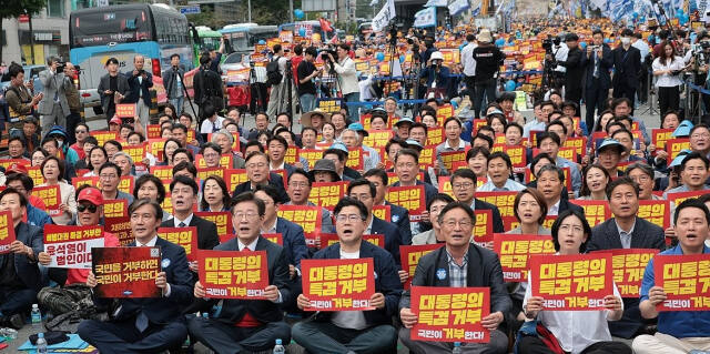 더불어민주당 이재명 대표와 박찬대 원내대표, 조국혁신당 조국 대표 등이 지난달 25일 오후 서울역 앞에서 열린 야당·시민사회 공동 해병대원특검법 거부 규탄 및 통과 촉구 범국민대회에서 구호를 외치고 있다. 연합뉴스.
