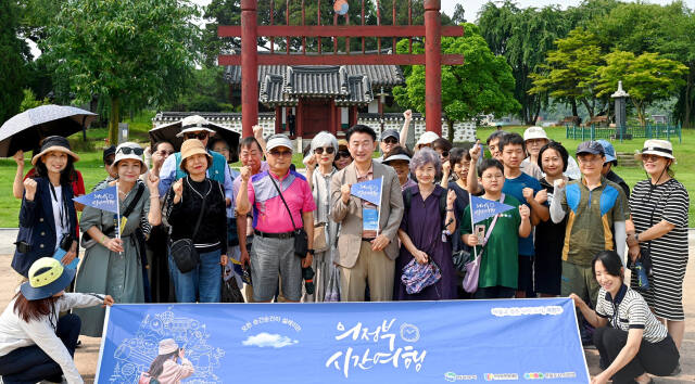 김동근 시장(가운데)이 ‘의정부 시간여행’ 1일 가이드를 마친 뒤 기념촬영하고 있다. 의정부시 제공
