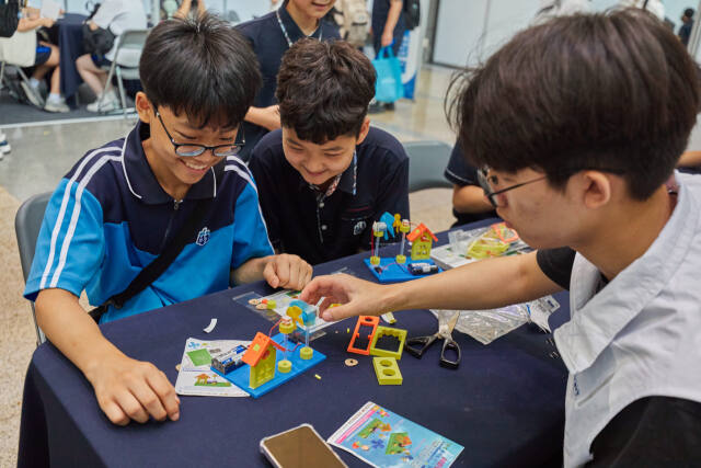 인하대학교 ‘2024 With-I 진로 페스티벌’에 참여한 청소년들이 프로그램에 즐거운 모습으로 참여하고 있다. 인하대 제공