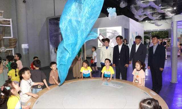 지난 12일 경기도어린이박물관을 방문한 염종현 경기도의회 의장 등이 어린이들과 함께 전시를 보고 있다. 경기도어린이박물관 제공