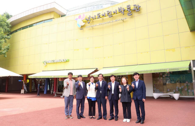 지난 12일 경기도어린이박물관을 방문한 염종현 경기도의회 의장 등이 기념촬영을 하고 있다. 경기도어린이박물관 제공