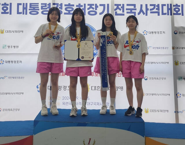 여고부 50m 3자세 단체전서 시즌 4관왕에 오른 고양 주엽고 선수들이 시상대에서 기념촬영을 하고 있다.주엽고 제공
