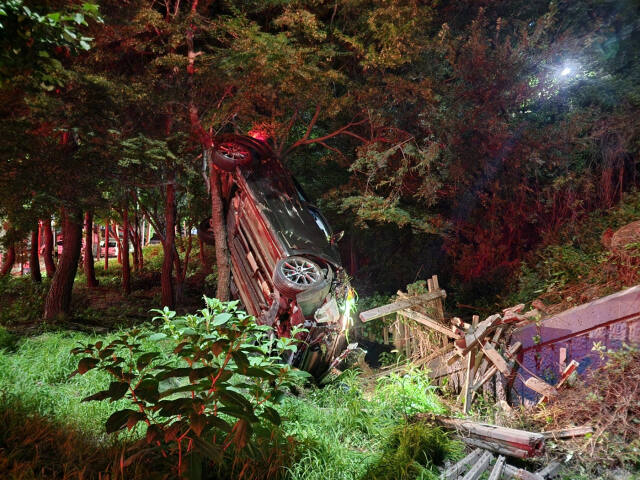 송림고가교서 3m 아래로 추락한 차량. 이병기기자