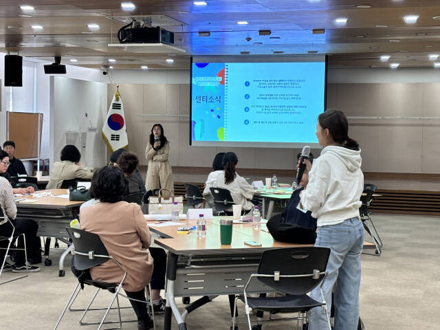 보호대상 아동을 양육하는 위탁부모들이 지난 5월 16일 성남시청에서 실시된 ‘2024년 일반위탁 부모 보수교육’에 참여하고 있다. 초록우산 제공