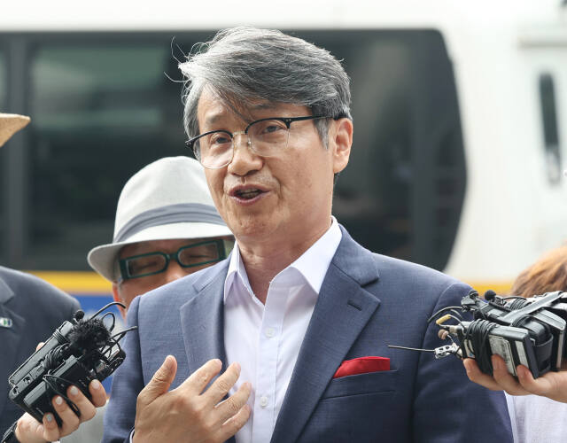 김건희 여사에게 명품 가방을 건네는 장면을 몰래 촬영해 인터넷에 유포한 혐의와 관련, 조사를 받기 위해 지난 4일 서울 서초경찰서에 출석한 최재영 목사가 취재진 질문에 답변하는 모습. 연합뉴스