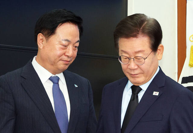 더불어민주당 김두관 당대표 후보와 이재명 후보가 15일 오전 국회에서 제1회 전국당원대회 후보자 공명선거 실천 서약식에서 자리로 향하고 있다. 연합뉴스