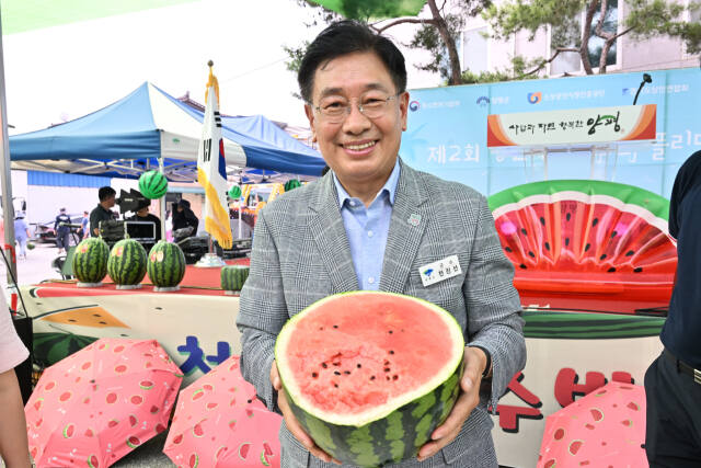 전진선 군수가 ‘청운시장 수박 플리마켓’ 행사장에서 커다란 수박을 들고 지역농산물을 홍보하고 있다. 양평군 제공