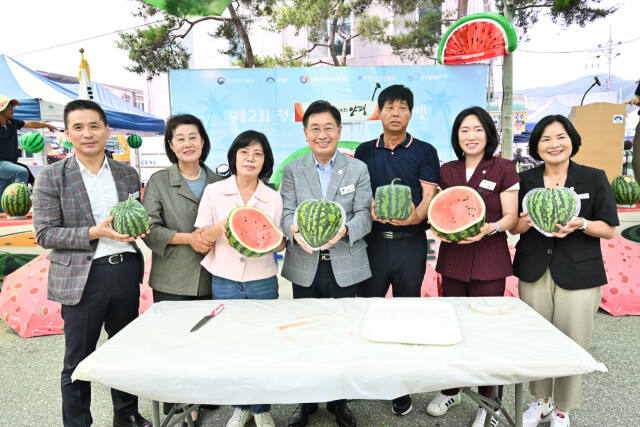 전진선 군수(가운데)와 (왼쪽부터) 황경구 청운면장, 박명숙 도의원, 오혜자 군의회 부의장·이혜원 도의원, 윤순옥 군의원이 수박 플리마켓 행사에서 기념촬영을 하고 있다. 양평군 제공