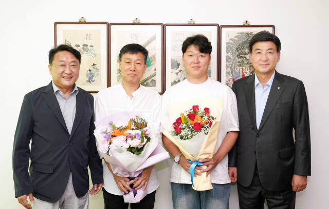 방세환 광주시장(오른쪽)이 화재현장에서 생명을 구한 소방대원을 만나 격려했다. 광주소방서 제공
