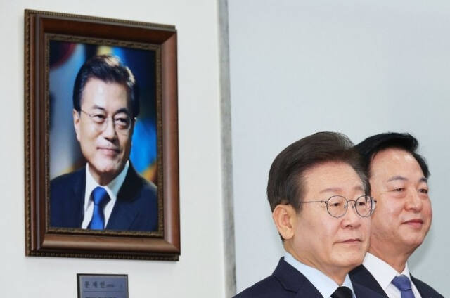 더불어민주당 김두관 당대표 후보와 이재명 후보가 15일 오전 국회에서 제1회 전국당원대회 후보자 공명선거 실천 서약식에서 잠시 생각에 잠겨있다. 연합뉴스