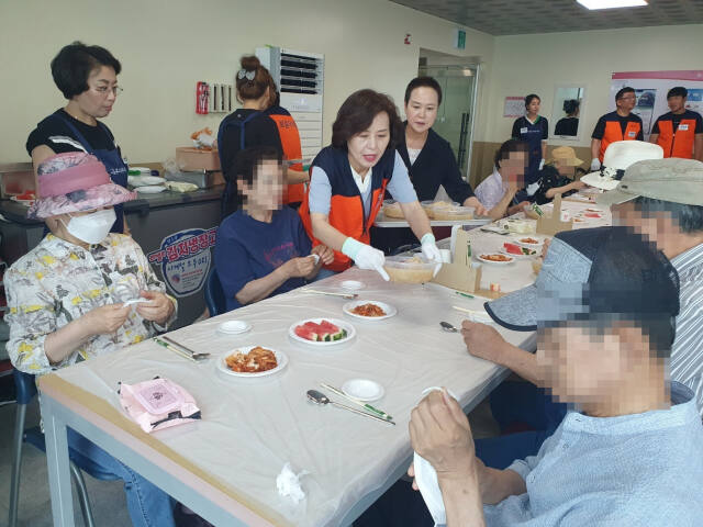 문미혜 계양구의원이 15일 열린 보듬우리봉사단의 동양노인문화센터 삼계탕 나눔 봉사에 참여하고 있다. 보듬우리봉사단 제공
