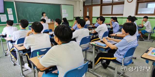 수원특례시 팔달구 수원제일중학교에서 진행된 2024 지역신문 활용 교육프로그램 '1일기자체험' 교육에서 학생들이 본보 신문을 활용한 교육을 받고 있다. 이 사업은 지역신문발전기금을 지원받아 진행됐다. 윤원규기자