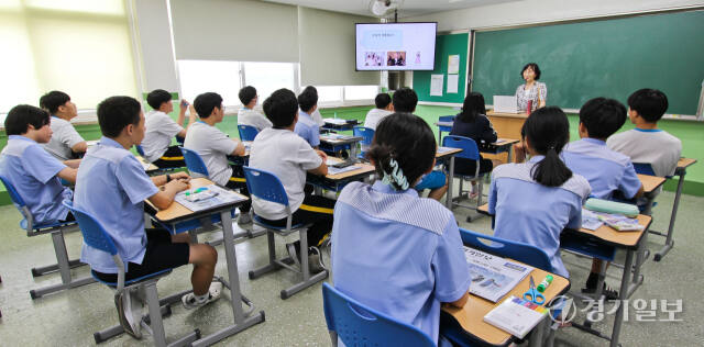 수원특례시 팔달구 수원제일중학교에서 진행된 2024 지역신문 활용 교육프로그램 '1일기자체험' 교육에서 학생들이 본보 신문을 활용한 교육을 받고 있다. 이 사업은 지역신문발전기금을 지원받아 진행됐다. 윤원규기자