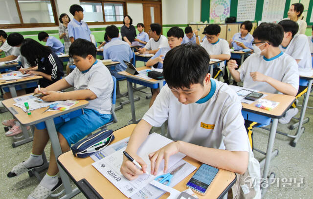 수원특례시 팔달구 수원제일중학교에서 진행된 2024 지역신문 활용 교육프로그램 '1일기자체험' 교육에서 학생들이 본보 신문을 활용한 교육을 받고 있다. 이 사업은 지역신문발전기금을 지원받아 진행됐다. 윤원규기자