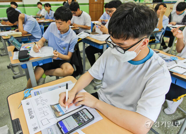 수원특례시 팔달구 수원제일중학교에서 진행된 2024 지역신문 활용 교육프로그램 '1일기자체험' 교육에서 학생들이 본보 신문을 활용한 교육을 받고 있다. 이 사업은 지역신문발전기금을 지원받아 진행됐다. 윤원규기자