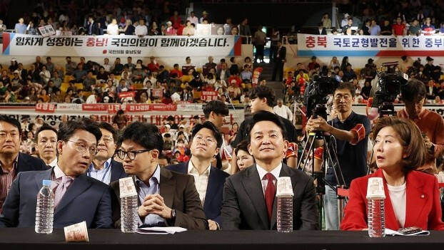 국민의힘 윤상현(왼쪽부터)·한동훈·원희룡·나경원 당 대표 후보들이 15일 오후 충남 천안 유관순체육관에서 열린 대전·세종·충북·충남 합동연설회에 참석하고 있다. 연합뉴스