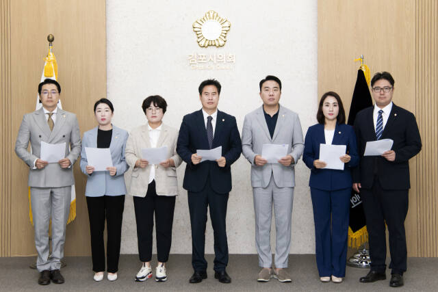 김포시의회 더불어민주당 소속 의원들이 ‘김포시의회 더불어민주당 후반기 운영 정상화를 위한 입장문’을 낭독하고 있다. 김포시의회 더불어민주당 원내대표 제공
