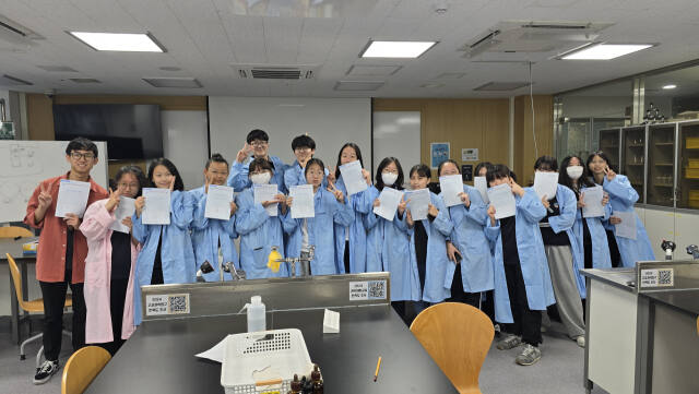 삼숭중 학생주도형 과학동아리 ‘사이언스홀릭’ 학생들이 서울시립과학관의 ‘금나노의 세계’ 프로그램에 참여한 뒤 기념촬영을 있다. 삼숭중 제공