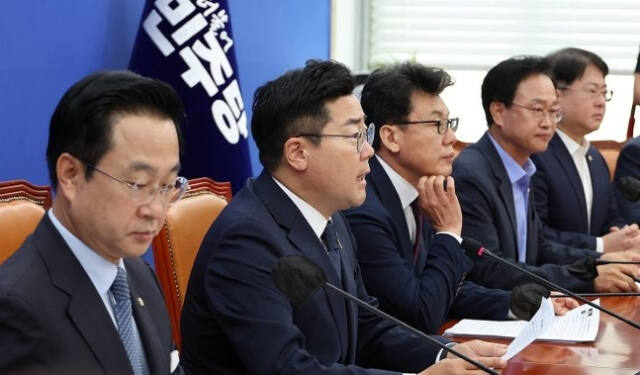 더불어민주당 박찬대 대표 직무대행 겸 원내대표가 16일 오전 국회에서 열린 원내대책회의에서 발언하고 있다. 연합뉴스