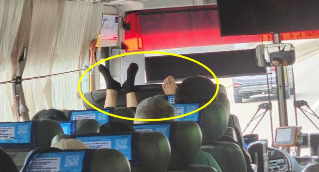 공항 리무진 버스 안에서 한 커플이 앞 좌석에 발을 올리는 모습이 포착돼 보는 이들의 눈살을 지푸리게 만들었다. 온라인 커뮤니티 갈무리