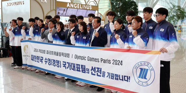 2024 파리 올림픽에 출전하는 수영 국가대표팀 선수들이 16일 오전 인천국제공항 제2여객터미널에서 출국 전 화이팅을 외치며 기념촬영을 하고 있다.연합뉴스