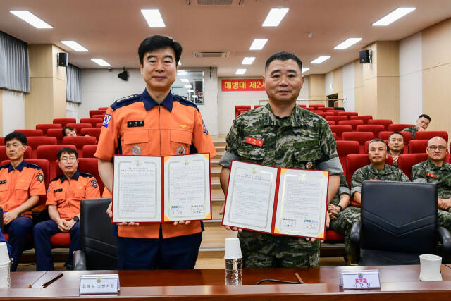 정종범 사단장(오른쪽)과 유해공 김포소방서장이 업무협약을 체결한 뒤 기념촬영을 하고 있다. 해병대 2사단 제공