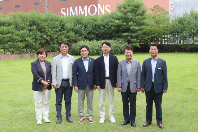 이천시의회가 관내 기업인 시몬스침대 방문해 기념촬영을 하고 있다. 이천시의회 제공.