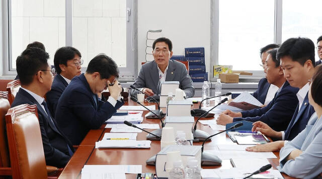 16일 오전 국회 환경노동위원회에서 고용노동법안심사소위원회가 열리고 있다. 연합뉴스