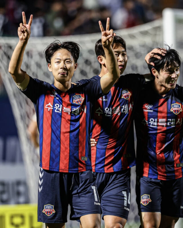 수원FC의 공격수 이승우(왼쪽)가 팀 K리그 ‘팬 일레븐’ 투표서 1위를 차지했다. 수원FC 제공