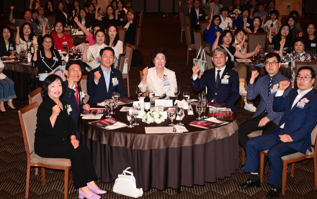 유정복 인천시장이 최근 센트럴파크호텔에서 열린 ‘창립25주년 기념 인천여성기업인대회’에서 참석자들과 기념촬영을 하고 있다. 인천시 제공