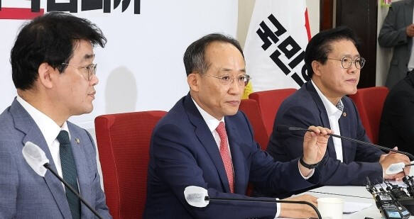 국민의힘 비상대책위원회에서 발언하고 있는 추경호(가운데) 원내대표. 연합뉴스