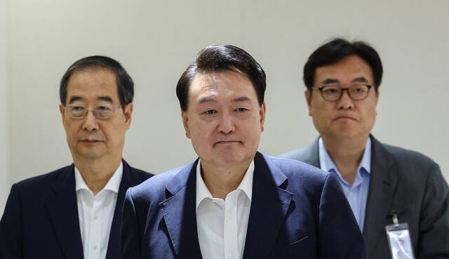 윤석열 대통령이 16일 서울 용산 대통령실 청사에서 열린 국무회의에 한덕수 국무총리, 정진석 대통령 비서실장과 함께 입장하고 있다. 연합뉴스