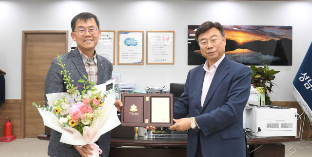 신상진 성남시장(오른쪽)이 지난달 20일 분당판교청소년수련관 수영장에서 물에 빠져 의식을 잃은 청소년을 구한 공로로 국군수도병원 응급의학과 김재광 의사에게 감사패를 전달하고 기념촬영을 하고 있다. 성남시 제공