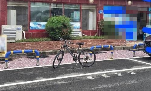 유료 공영주차장에 자전거를 ‘알박기’해둔 상인. 보배드림 갈무리