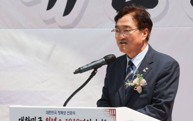 더불어민주당 우원식 의원이 3일 오전 서울 여의도 광복회관 앞에서 열린 '대한민국 정체성 선포식'에서 축사하고 있다. 연합뉴스