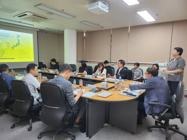 15일 회암사지박물관 회의실에서 열린 ‘양주 회암사지 세계유산 우선 등재 목록 선정을 위한 국외 유산 비교연구 용역’ 최종 보고회에서 참석자들이 향후 세계유산 등재 전략 등에 대해 논의하고 있다. 양주시 제공