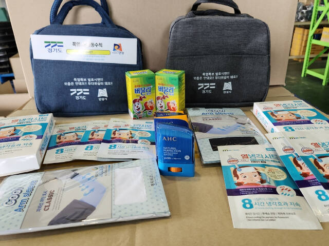 안성시가 폭염 취약 주민에게 쿨 토시 등 폭염 피해 예방 물품을 전달했다. 안성시 제공